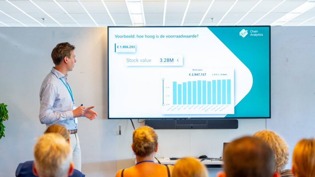 Gert Jan, Chain Analytics consultant, presenting on data governance strategies and best practices